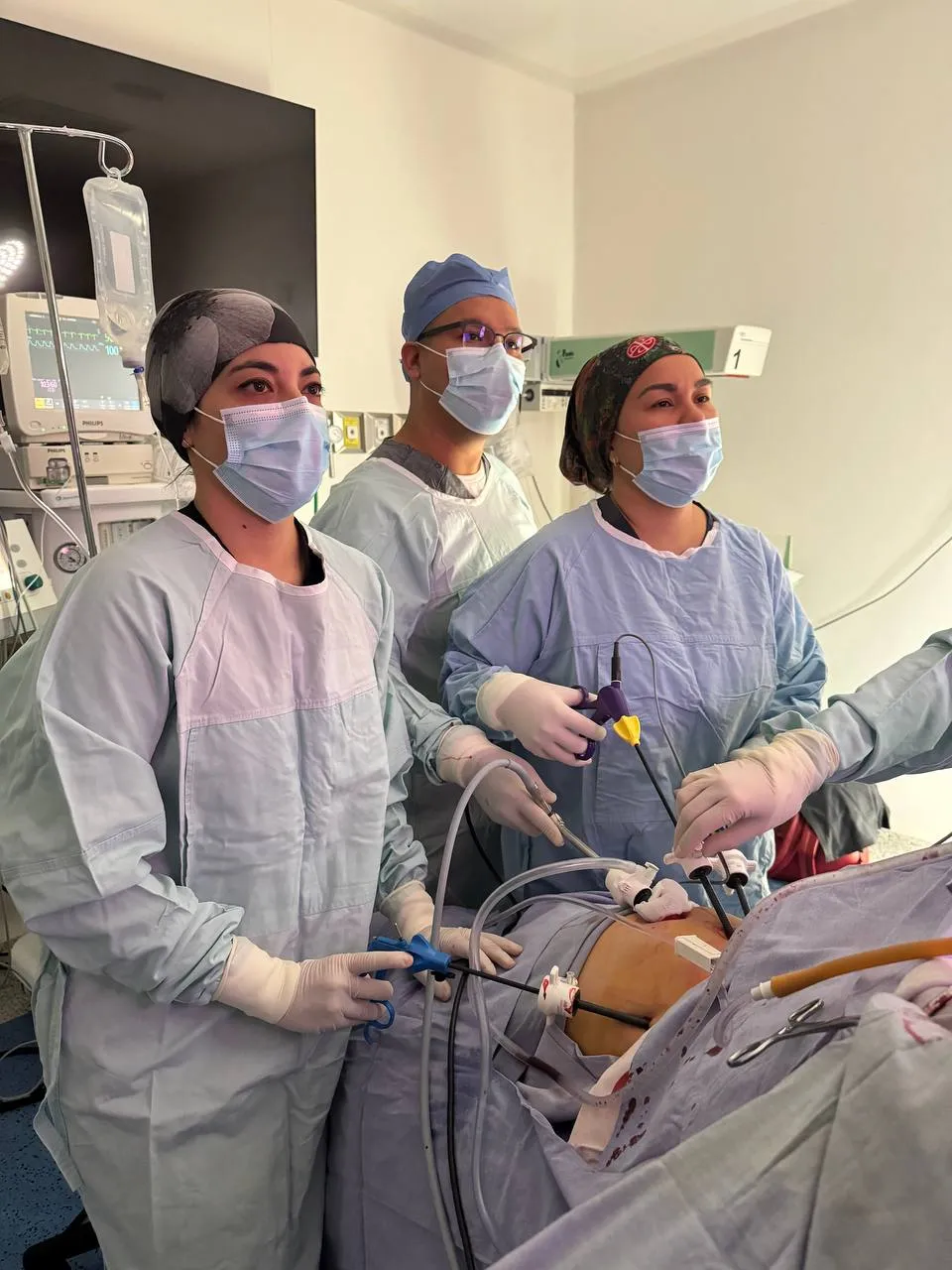 Personal médico utilizando instrumental laparoscópico en quirófano